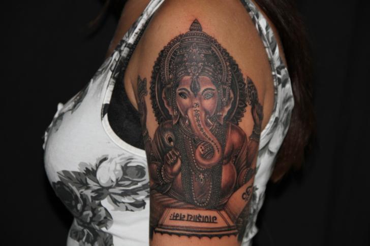 Tatuaje Hombro Religioso Ganesh por 1969 Tattoo