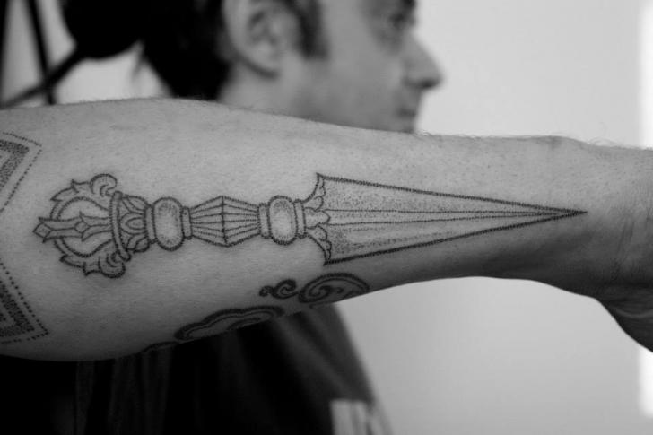 Tatuagem Braço Punhal Dotwork por Evil From The Needle
