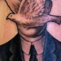 tatuaż Ręka Fantasy Mężczyzna Kapelusz Gołąb przez Evil From The Needle