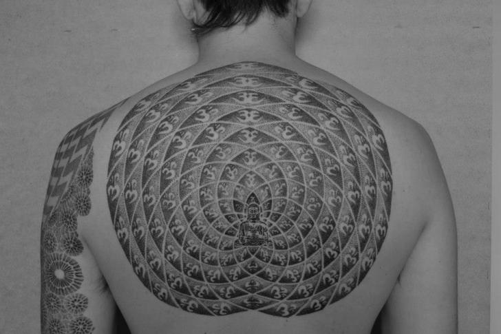 Tatuaggio Buddha Schiena Dotwork di Evil From The Needle