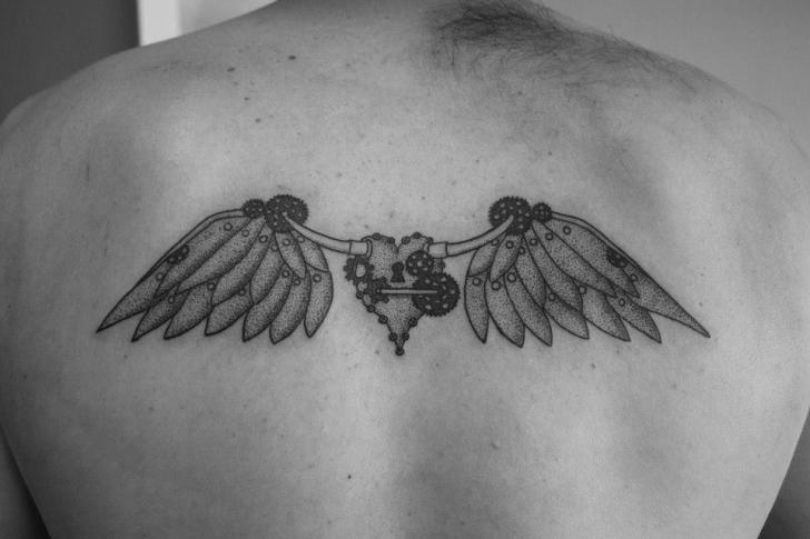 Tatuaje Corazon Espalda Alas Dotwork por Evil From The Needle