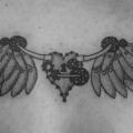 tatuaje Corazon Espalda Alas Dotwork por Evil From The Needle