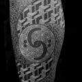 tatuaje Ternero Dotwork Geométrico por Evil From The Needle