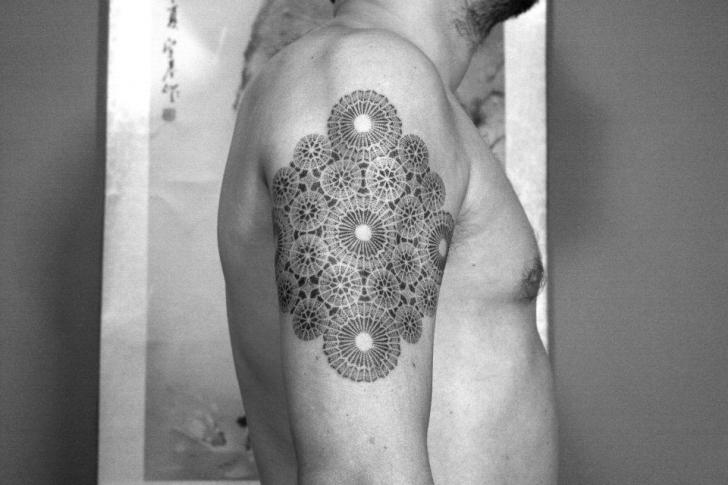 Tatuaje Hombro Dotwork Geométrico por Evil From The Needle