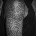tatuaje Hombro Dotwork Geométrico por Evil From The Needle