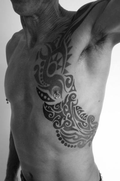 Tatuaggio Petto Fianco Tribali Maori di Evil From The Needle