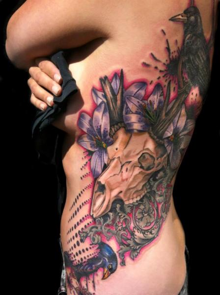 Tatuaggio Fiore Fianco Teschio Uccello di Evil From The Needle