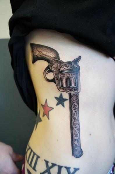 Tatuaje Realista Lado Pistola por Evil From The Needle