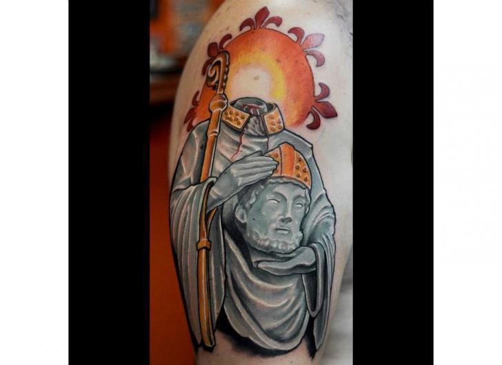 Schulter Fantasie Papst Tattoo von Rogue Leader Tattoo