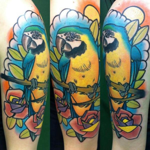 รอยสัก หัวไหล่ ดอกไม้ นกแก้ว โดย Rogue Leader Tattoo