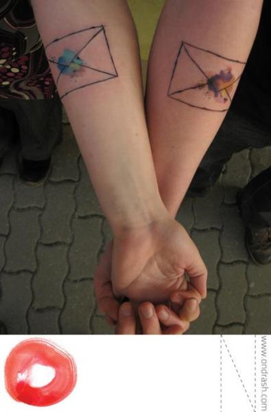 Tatuagem Braço Correio por Ondrash Tattoo