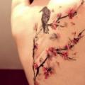 tatuaje Flor Espalda Cereza Pájaro por Ondrash Tattoo