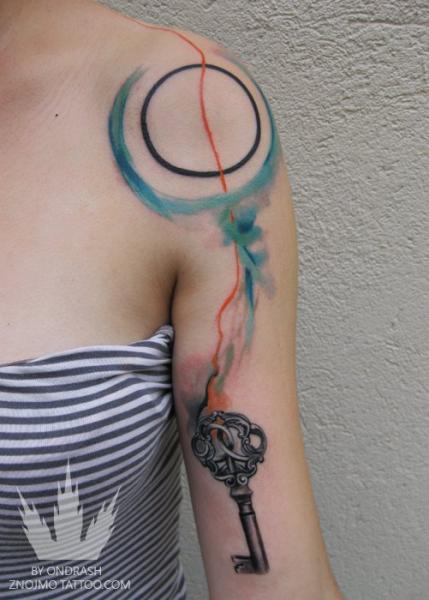 Tatuaje Hombro Brazo Clave Abstracto por Ondrash Tattoo