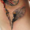 tatuaje Flor Lado Mariposa por Ondrash Tattoo