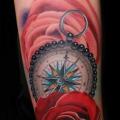 Arm Blumen Kompass tattoo von Andres Acosta