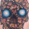 tatuaje Brazo Cráneo Mariposa por Andres Acosta
