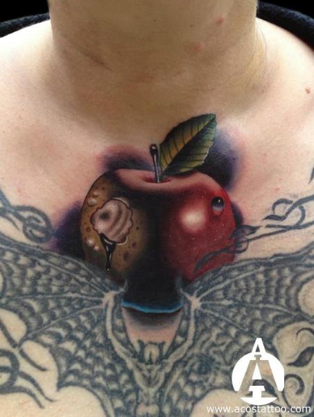Brust Apfel Tattoo von Andres Acosta