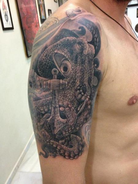 Tatuaje Hombro Ancla Pulpo por Silvercrane Tattoo
