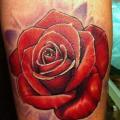 tatuaje Brazo Flor Rosa por Roman Kuznetsov Tattoo