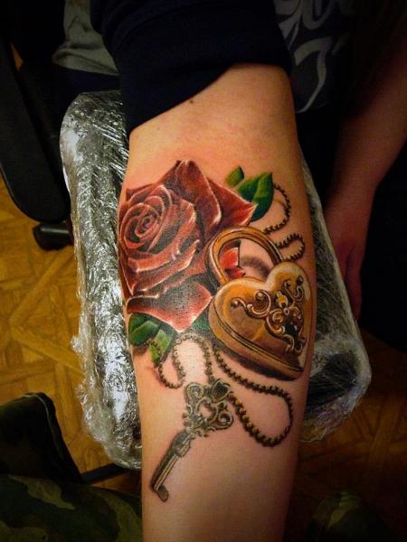 Tatuaggio Braccio Realistici Fiore Chiave Serratura di Roman Kuznetsov Tattoo