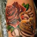 tatuaggio Braccio Realistici Fiore Chiave Serratura di Roman Kuznetsov Tattoo