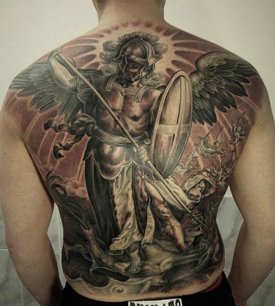Tatuaje Espalda Ángel Religioso por Roman Kuznetsov Tattoo