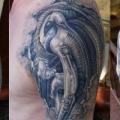 tatuaje Hombro Biomecánica por Roman Kuznetsov Tattoo