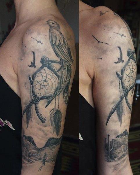 Tatuaggio Spalla Realistici Acchiappa Sogni Uccello di Roman Kuznetsov Tattoo