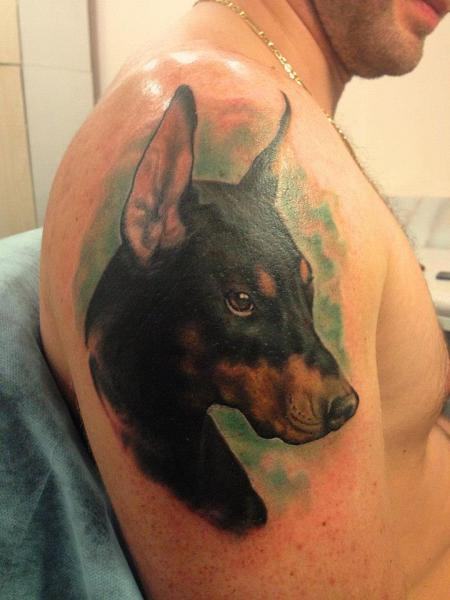 Tatuaje Hombro Realista Perro por Roman Kuznetsov Tattoo