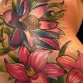 Realistische Bein Blumen Seite tattoo von Roman Kuznetsov Tattoo
