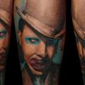 tatuaje Brazo Retrato Marilyn Manson sombrero por Piranha Tattoo Supplies
