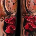 tatuaje Brazo Realista Reloj Flor por Piranha Tattoo Supplies