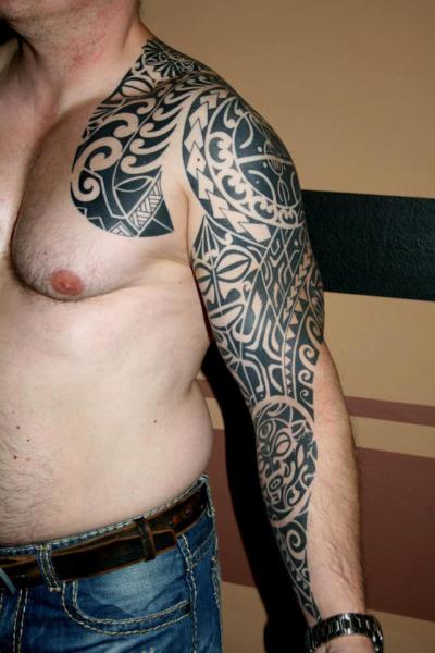 Tatuaggio Petto Tribali Maori di Piranha Tattoo Supplies