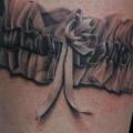 Realistische Bein Schleife 3d Strumpfhalter tattoo von Piranha Tattoo Supplies