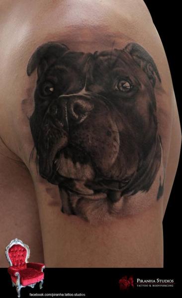Tatuaje Hombro Realista Perro por Piranha Tattoo Supplies