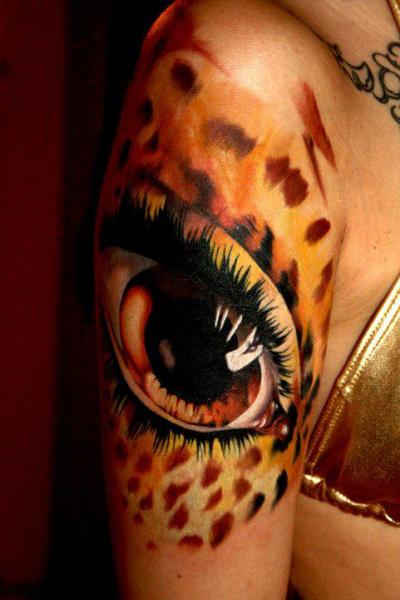 Tatuaje Hombro Realista Ojo Leopardo por Piranha Tattoo Supplies