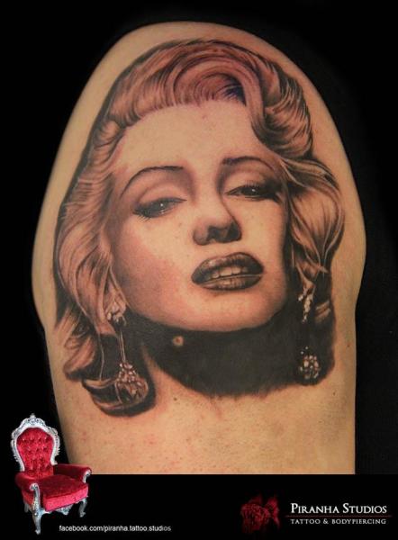Schulter Porträt Realistische Marilyn Monroe Tattoo von Piranha Tattoo Supplies
