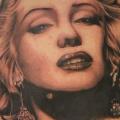 tatuaje Hombro Retrato Realista Marilyn Monroe por Piranha Tattoo Supplies