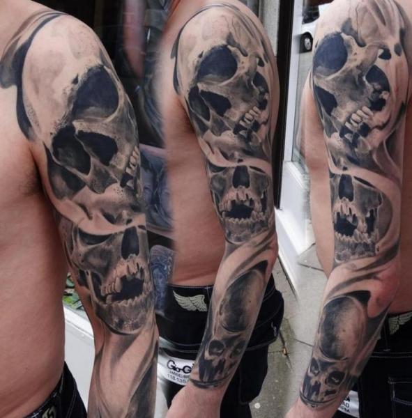 Totenkopf Sleeve Tattoo von Piranha Tattoo Supplies