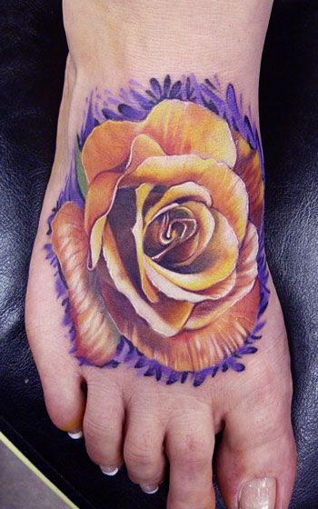 Realistische Fuß Blumen Rose Tattoo von Vince Villalvazo