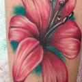 Arm Realistische Blumen tattoo von Tantrix Body Art