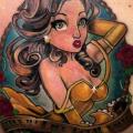 tatuaggio Fantasy Donne Schiena Medaglione di Tantrix Body Art