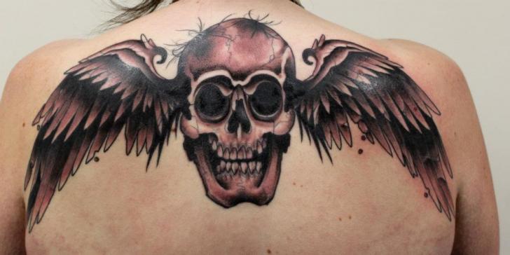 Totenkopf Rücken Flügel Tattoo von Tantrix Body Art