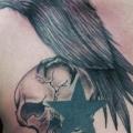 Brust Totenkopf Stern Krähen tattoo von Tantrix Body Art