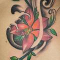 Blumen Seite tattoo von Tantrix Body Art