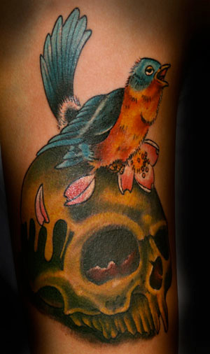 Fantasie Totenkopf Vogel Tattoo von Artic Tattoo