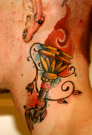 Tatuaż New School Szyja Pochodnia przez Artic Tattoo