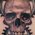 Getriebe Totenkopf Nacken tattoo von Artic Tattoo