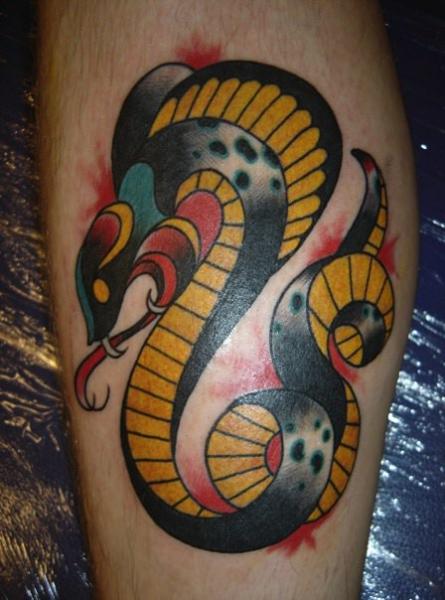 Tatuaje Serpiente Ternero Old School por Ollie XXX