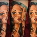 Arm Porträt Frauen tattoo von Hellyeah Tattoos